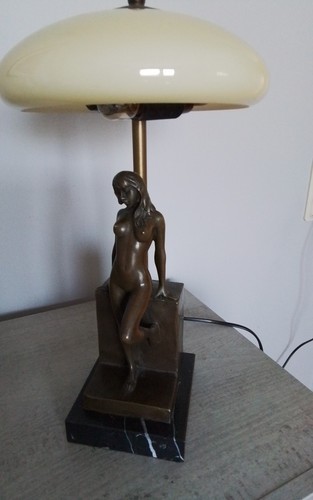 Bronzefigur mit lampe signiert - lampe,