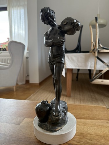 Bronzefigur junge mit krug - "junge,