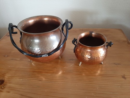 Zwei kupferübertöpfe mit - kupferübertöpfe,
