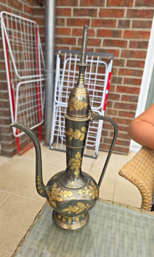 Messing kanne mit blumenmotiv - mit,